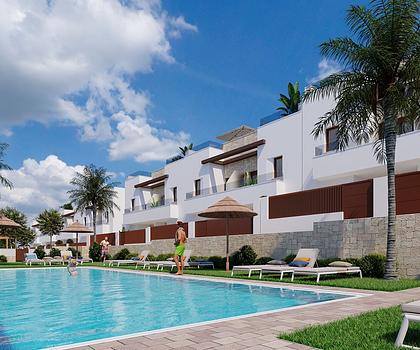 Reihenhäuser mit 3 Schlafzimmern, 3 Bädern, Dachterrasse, Einbauküchen mit Elektrogeräten, Kfz-Stellplatz und Gemeinschaftspool in einer Golfanlage