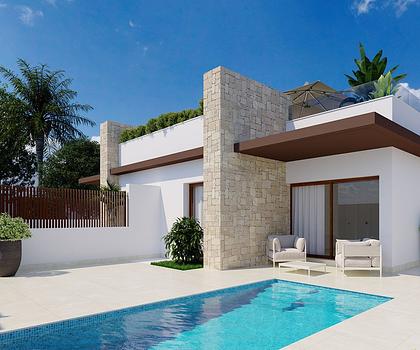 Doppelhaushälfte mit 2 Schlafzimmern, 2 Bädern, Einbauküchen mit Elektrogeräten, Kfz-Stellplatz und Privatpool in einer Golfanlage