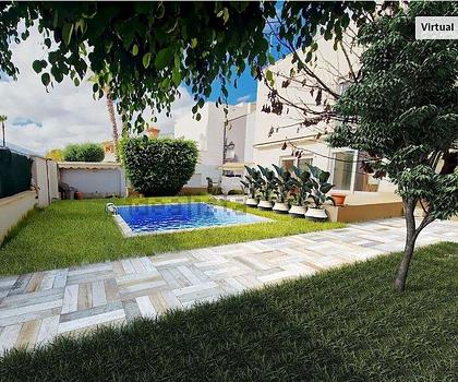 Große Strandvilla mit großem Grundstück direkt am Meer.