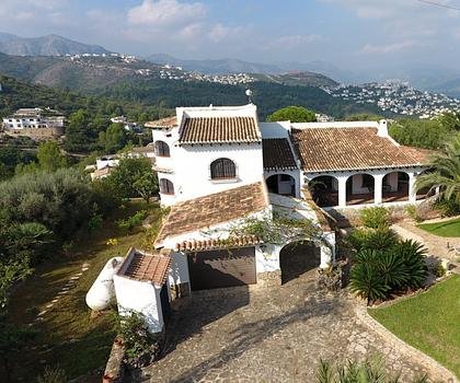 Villa mit großem Grundstück und ebener Zufahrt, herrlichem Ausblick, großen Terrassen, BBQ, ZH, Klima, Garage u.v.a.m.