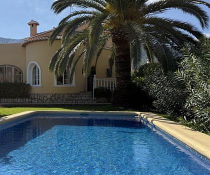 Investment: Einzigartige Villa in Dénia mit traumhaftem Garten, Pool, Heizung und Carport