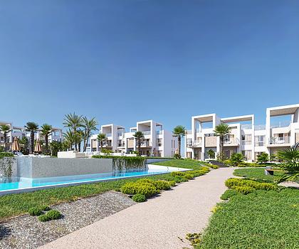 Obergeschoss-Wohnungen mit 2 Schlafzimmern, 2 Bädern, Dachterrasse, Klimaanlage, Einbauküchen mit Elektrogeräten, Kfz-Stellplatz und Gemeinschaftspool