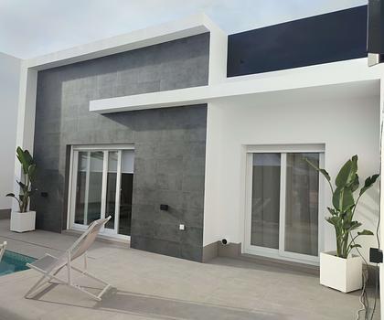 Ebenerdiges Haus mit Pool in Strandnähe