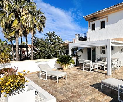 Außergewöhnlich schöne, komplett neu renovierte Penthousewohnung mit 3 Terrassen und Garage nur 500 m zum Meer