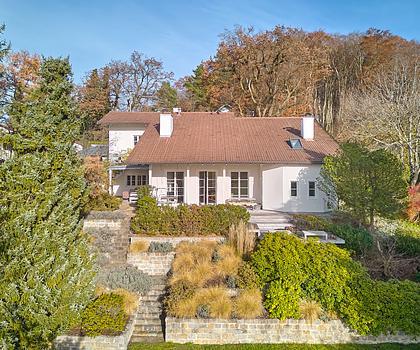 Raumwunder mit herrlicher Aussicht und Traumgarten: Hochwertig modernisiertes Familienanwesen