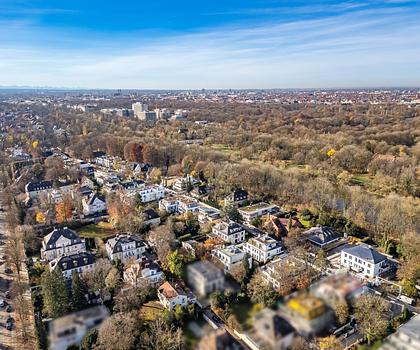 Highend-Lage Im Herzogpark: Privat zurückversetztes Baugrundstück mit Vorbescheid für Villa