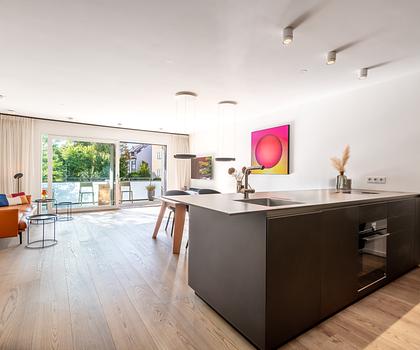 Hochwertige 4-Zimmer-Wohnung von 2019 mit stylischer Ästhetik, idealem Schnitt und West-Loggia