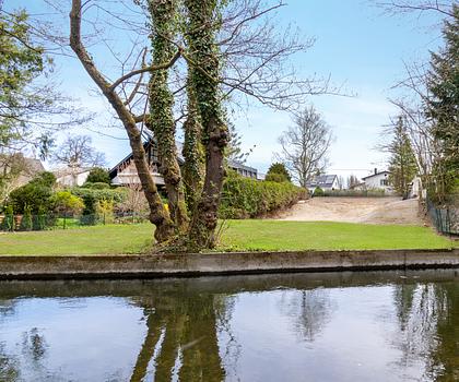 Direkt an der Würm: Einmaliges Grundstück mit Baugenehmigung