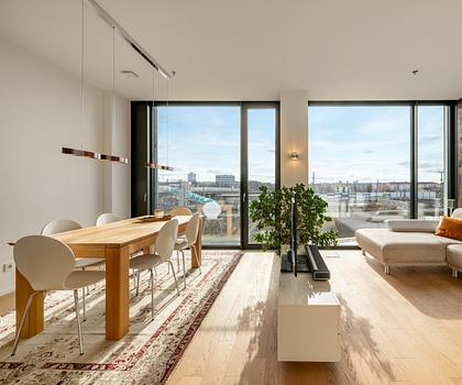 Friends Tower 2: Lichterfüllte, ideal geschnittene 2-Zimmer-Wohnung mit Concierge und Rooftop