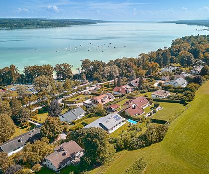 Familienvilla mit Pool, luftigem Strandhausflair, Seeblick, Lift und Einliegerwohnung in Seenähe