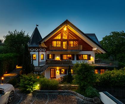 Exklusive Landhaus-Villa in malerischer Landschaft zwischen See und Golfplatz