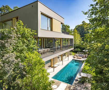 Architekten-Villa mit hochklassiger Ästhetik, Spa-Bereich und Pool in einzigartiger Lage