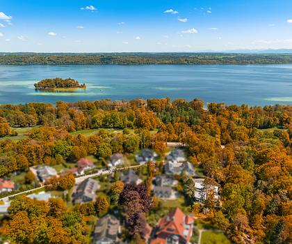 Unverbaubare, naturnahe Lage in Seenähe: Großzügige Familienvilla mit Indoor-Pool