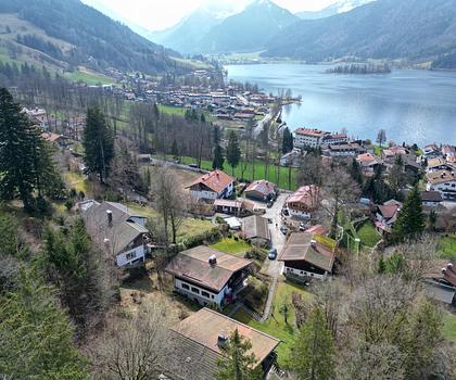 TRAUMGRUNDSTÜCK IN SCHLIERSEE:
- Bestlage mit tollem Seeblick
- Perfekt für Landhausvilla