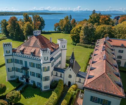 Schloss Possenhofen: Prachtvolle Beletage mit Seeblick samt Dachgeschoss