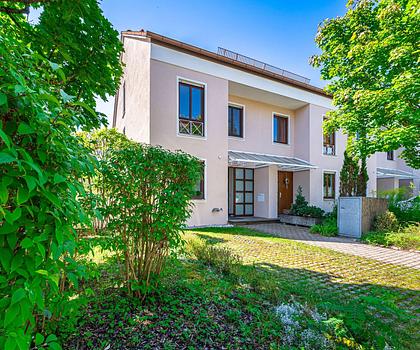 Großzügig & frisch renoviert: Wunderschönes Reiheneckhaus im begehrten Germering