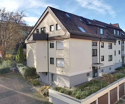 2-3-Zimmer-Maisonette-Dachgeschosswohnung mit tollem Blick und Garage