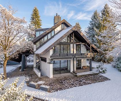 Privatsphäre im Grünen: Großzügiges Familiendomizil mit Traumgarten und Pool