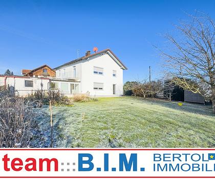 Solides Ein- oder Zweifamilienhaus mit schönem Fernblick in sonniger Ortsrandlage .
