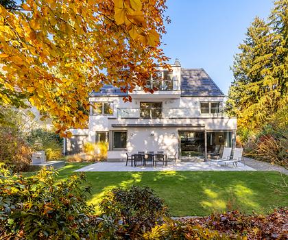 Geräumige Architekten-Villa von 2023 mit Lift, Tiefgarage und Spa-Bereich