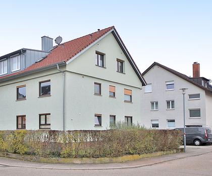 Einziehen und wohlfühlen! Helle Vierzimmerwohnung im DG mit Balkon und Stellplatz