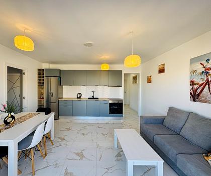 Komplett renovierte Wohnung mit 3 Schlafzimmern und 2 Bädern in Strandnähe