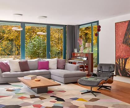 Unverbaubare, naturnahe Lage in Seenähe: Großzügige Familienvilla mit Indoor-Pool