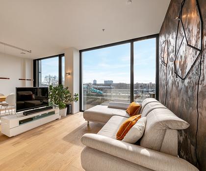 Friends Tower 2: Lichterfüllte, ideal geschnittene 2-Zimmer-Wohnung mit Concierge und Rooftop