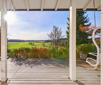 Raumwunder mit herrlicher Aussicht und Traumgarten: Hochwertig modernisiertes Familienanwesen