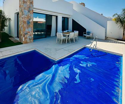 Bezugsfertige Villa mit Meerblick, großem Pool und Sommerküche