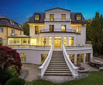 Klassische Eleganz im noblen Herzogpark: Villendomizil über 725 m² mit Lift, Spa/Gym und Tiefgarage