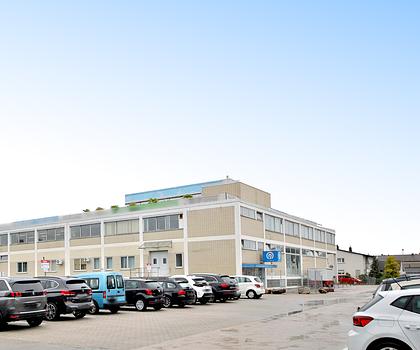 Vielseitig nutzbaren Flächen für Handel, Lager und/oder Produktion mit Büro- und Sozialräumen