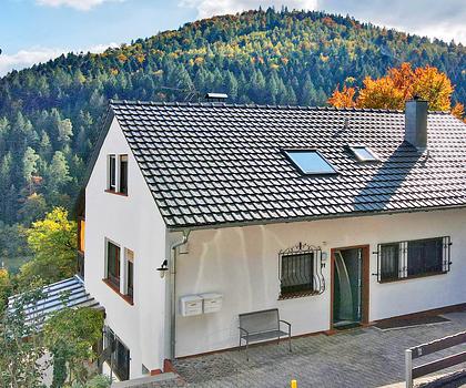 Familienfreundliches Zweifamilienhaus mit Gartenparadies in Unterreichenbach