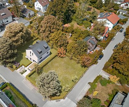 Baugrundstück mit genehmigtem Entwurf für ein modernes Einfamilienhaus