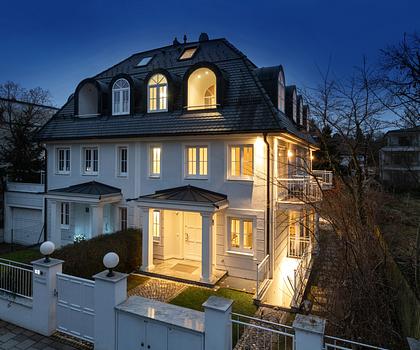 Familienfreundliche Villenhälfte mit Aufzug, Tiefgarage und sonnigem Südgarten