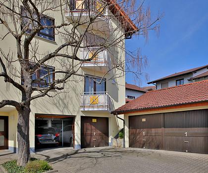 Gepflegte 3-Zi.-Wohnung mit traumhafter Aussicht und Garage mit nur 3 Einheiten - einzugsbereit