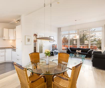 Lichterfüllte Penthouse-Wohnung mit großzügiger Dachterrasse in Würm-Nähe