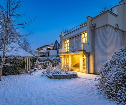 Design-Ästhetik und Natur: Edles Architektenhaus mit zauberhaftem Garten direkt am Herzogpark