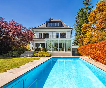 Großzügiges Familiendomizil mit Spa-Bereich, Traumgarten und Pool in Villenlage