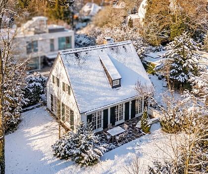 Charmantes Domizil mit idyllischem Garten und Baurecht in exquisiter Lage