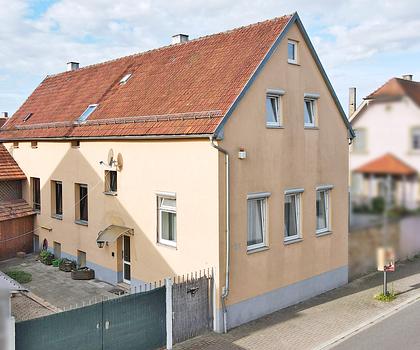 Großzügiges Familiendomizil mit Ausbaupotenzial im Herzen Kronaus