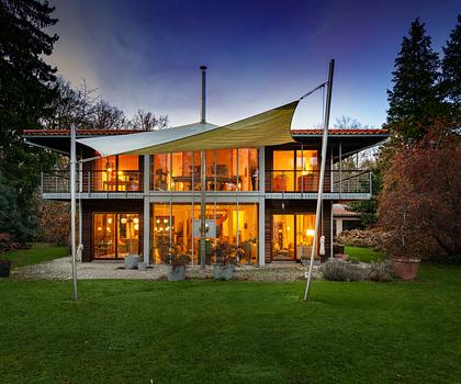 Nachhaltig, wohngesund und lichterfüllt in naturnaher Lage: Individuelles Domizil mit Wohlfühl-Flair