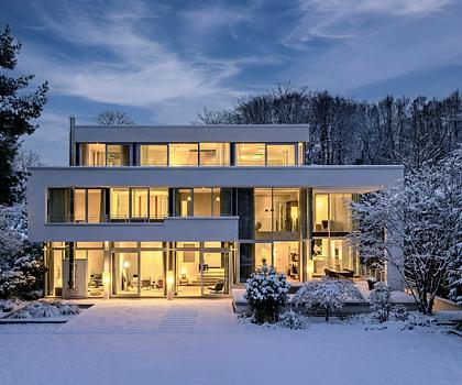 Spektakuläre Villa mit parkartigem Südgarten, Lift, Indoor-Pool und Tiefgarage