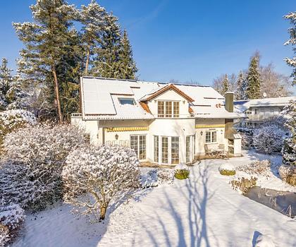 Wohnen mit Stil: Charmantes Villendomizil für Familien mit großem, sonnigen Südgarten