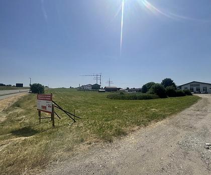 Baugrundstück für die Bebauung mit Batteriespeicher im Erbbaurecht in Grabenstätt zu vergeben