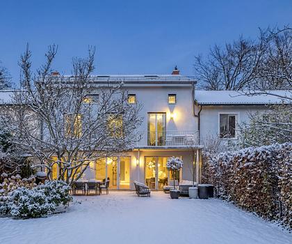 Hochklassiges Design-Stadthaus mit großzügigem Raumangebot und traumhaftem Südgarten