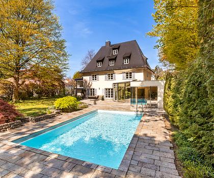 Stilvolle Altbauvilla mit Gästehaus, Traumgarten und Pool in vorzüglicher Lage