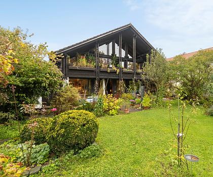 Sehr gepflegtes Architektenhaus mit hübschem Garten & Pool