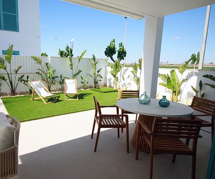 Ebenerdige Wohnung in unmittelbarer Strandnähe mit privatem Pool