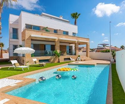 Schöne Villa mit Pool möbeliert